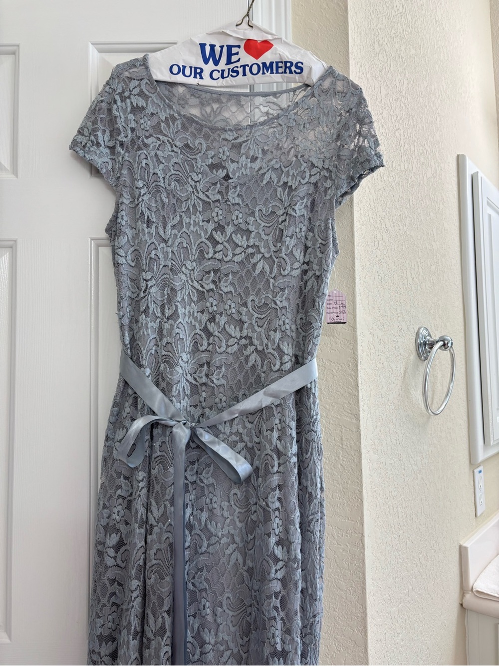 Elegant Lace Short-Sleeve Maxi Dress in Light Gray